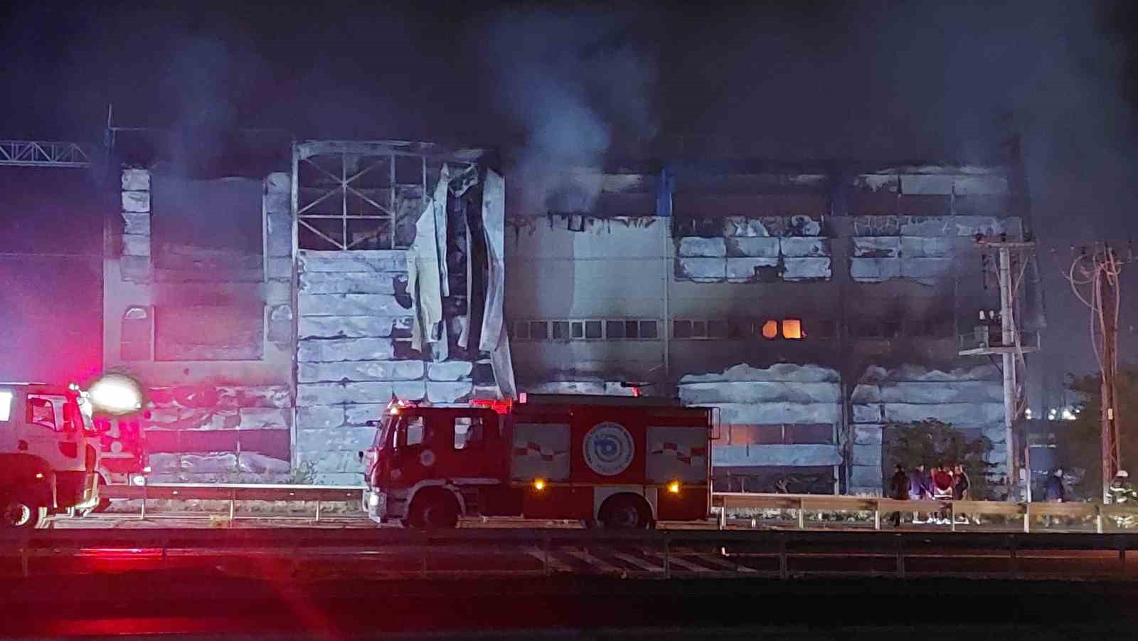 Kozmetik fabrikasındaki yangın 3 saat sonra kontrol altına alındı
