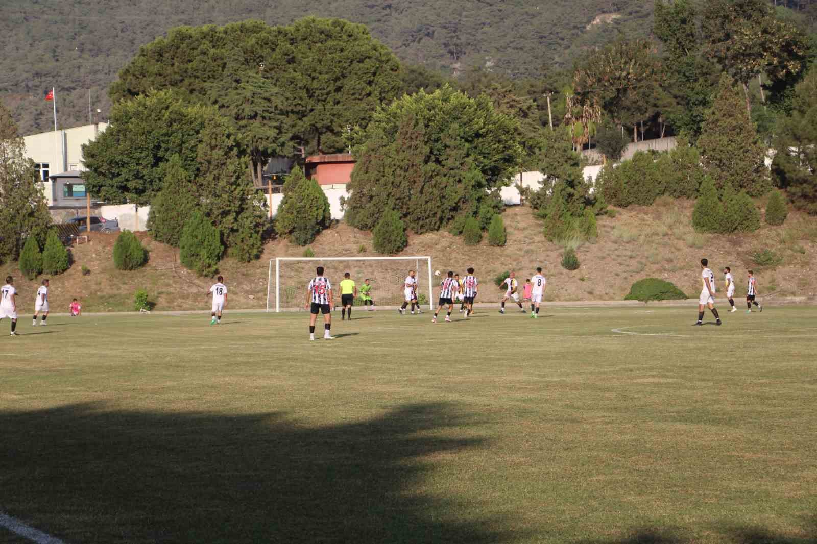 Maça bir gün kala lisansları çalınan futbolcular, sahaya çıkmayı başarsalar da maçı kazanamadılar
