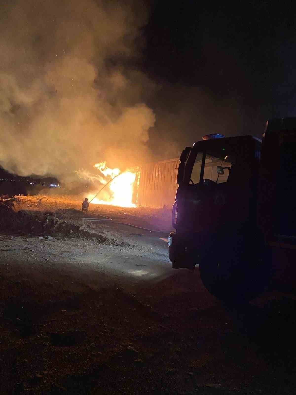 Denizli&rsquo;de kuruyemiş deposunda &ccedil;ıkan yangın paniğe neden oldu
