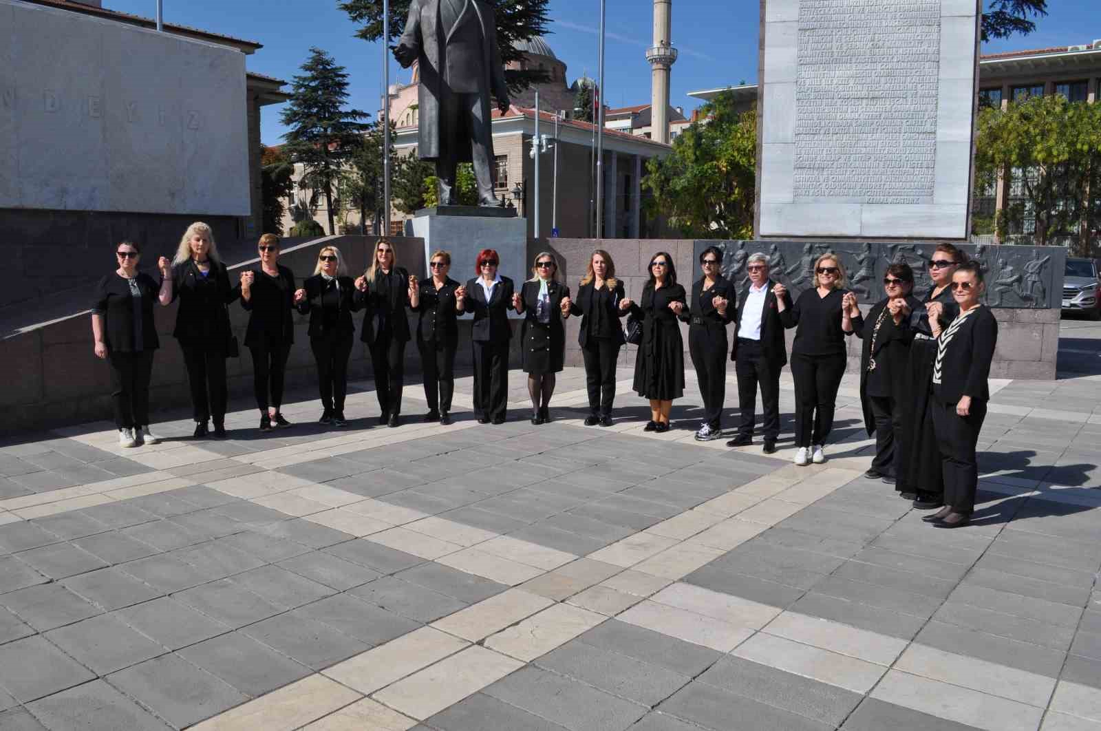 Eskişehirli kadın muhtarlar bir araya gelerek &quot;Kadına ve çocuğa şiddete hayır&quot; dedi