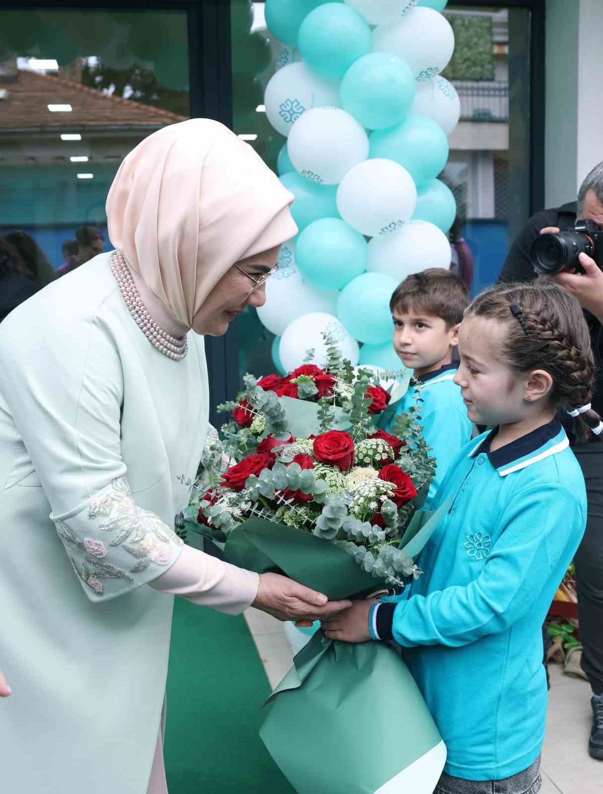 Emine Erdoğan, Belgrad’daki Türkiye Maarif Vakfı anaokulu öğrencileriyle bir araya geldi
