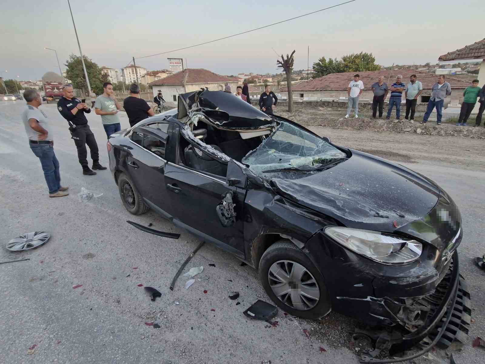 Otomobil çimento yüklü tırın altına girdi: 1’i ağır 4 yaralı
