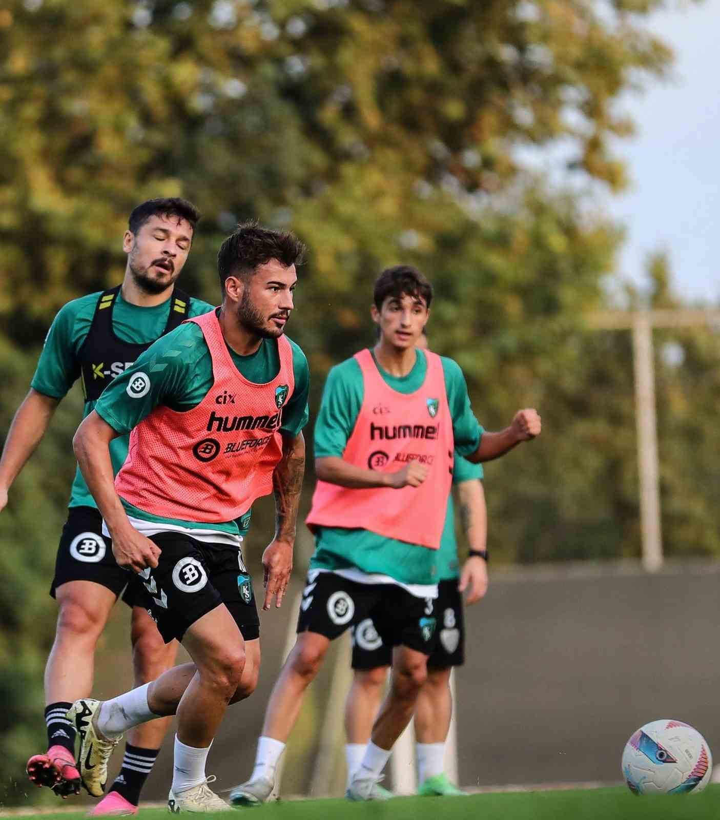 Kocaelispor’da oyuncular rotayı Ümraniyespor maçına çevirdi