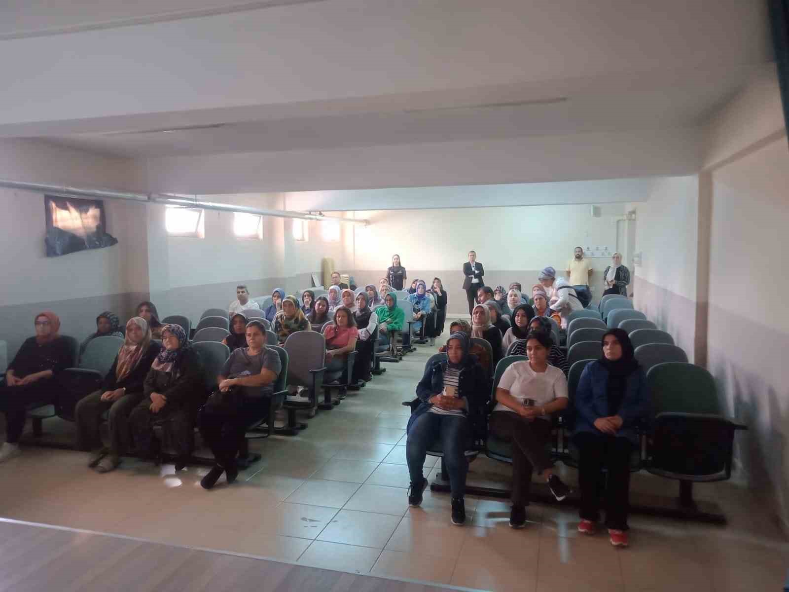 Soma Canlar Ortaokulu&rsquo;nda narkotik polisi semineri d&uuml;zenlendi
