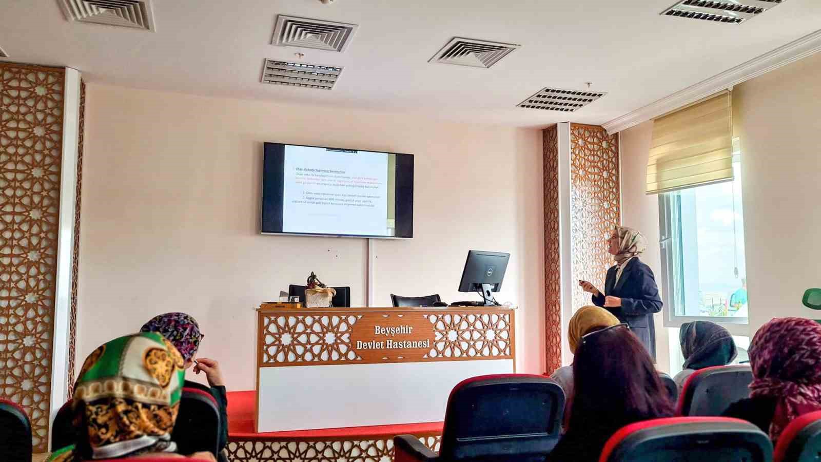 Beyşehir’de sağlık çalışanlarına maymun çiçeği virüsü anlatıldı