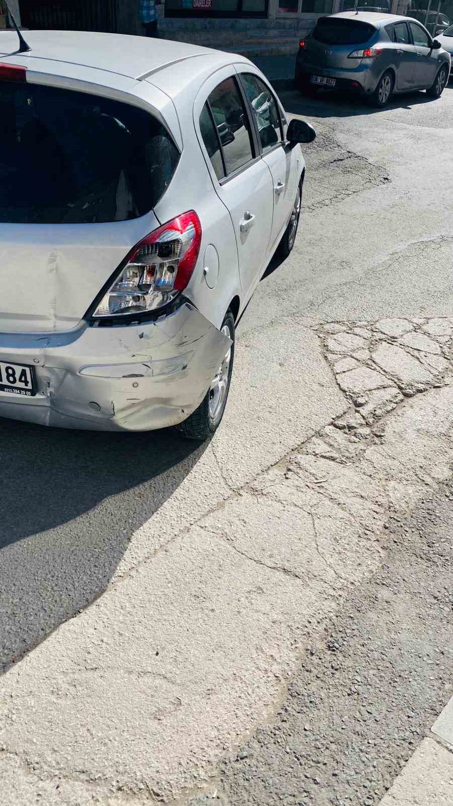 Vitesi karıştıran s&uuml;r&uuml;c&uuml;, otomobiliyle g&uuml;zellik merkezine daldı
