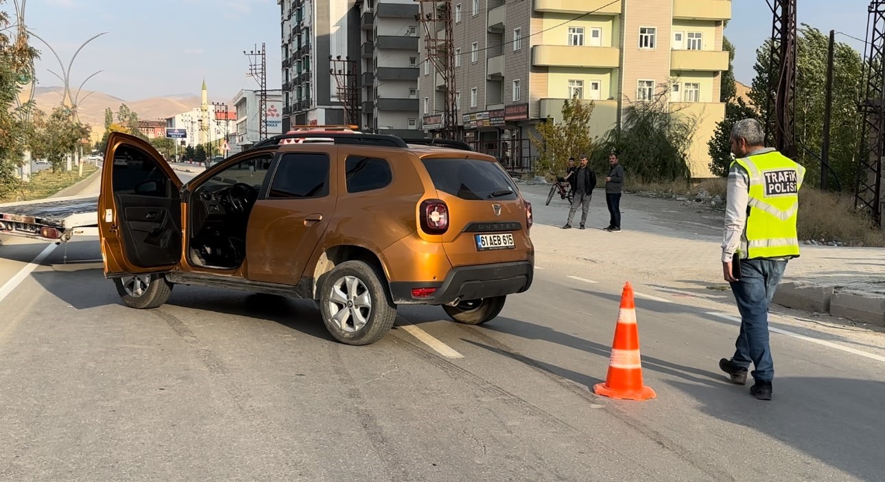 Yüksekova’da yolun karşısına geçmek isteyen kıza araba çarptı