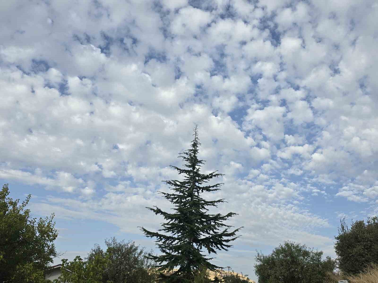 Elazığ’da sirrokümülüs bulutları görsel şölen sundu