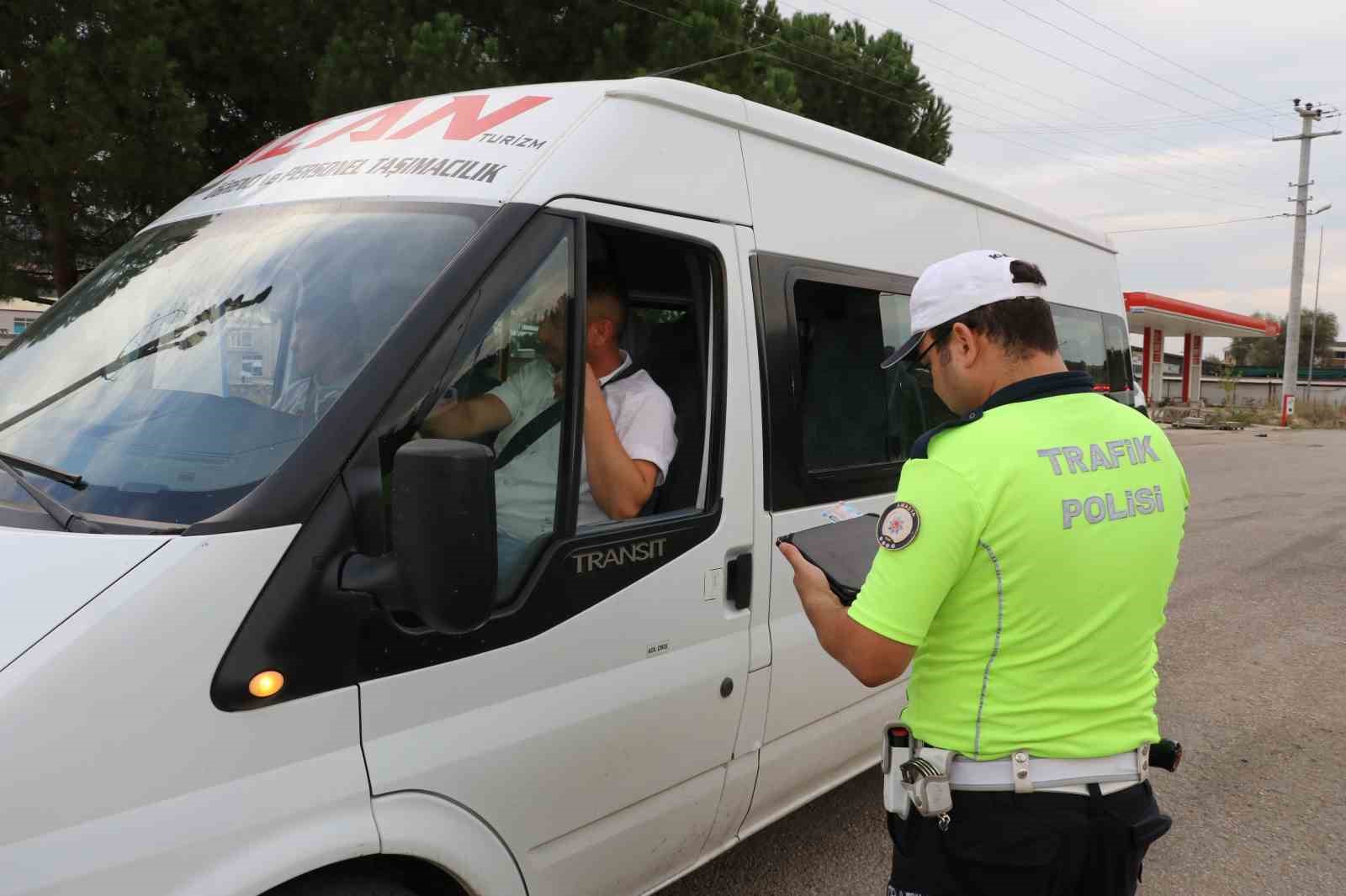 Trafik polisi böyle uyardı: “Sizin için, lütfen emniyet kemerlerinizi takın”