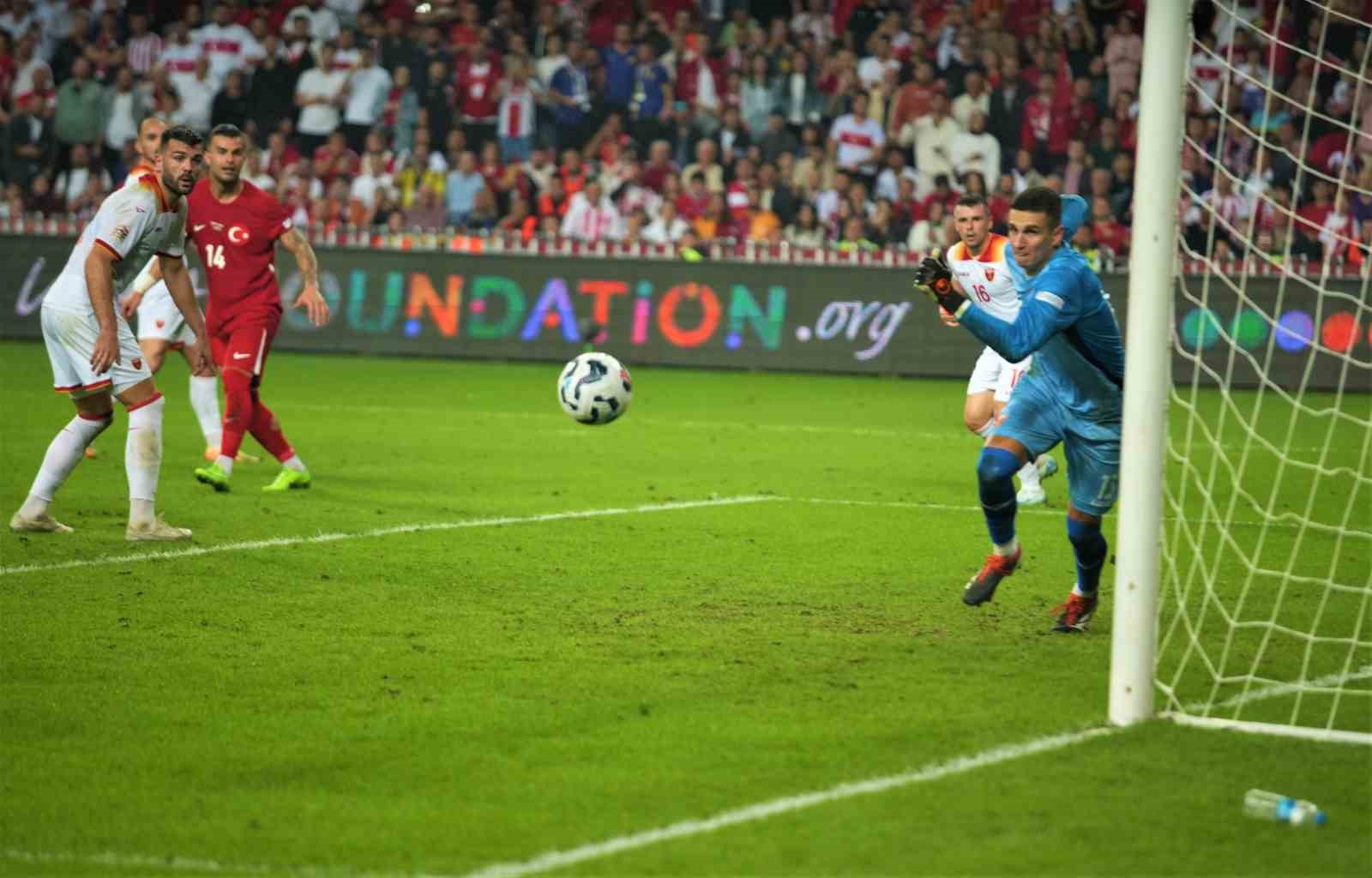 UEFA Uluslar Ligi: Türkiye: 0 - Karadağ: 0 (İlk yarı)
