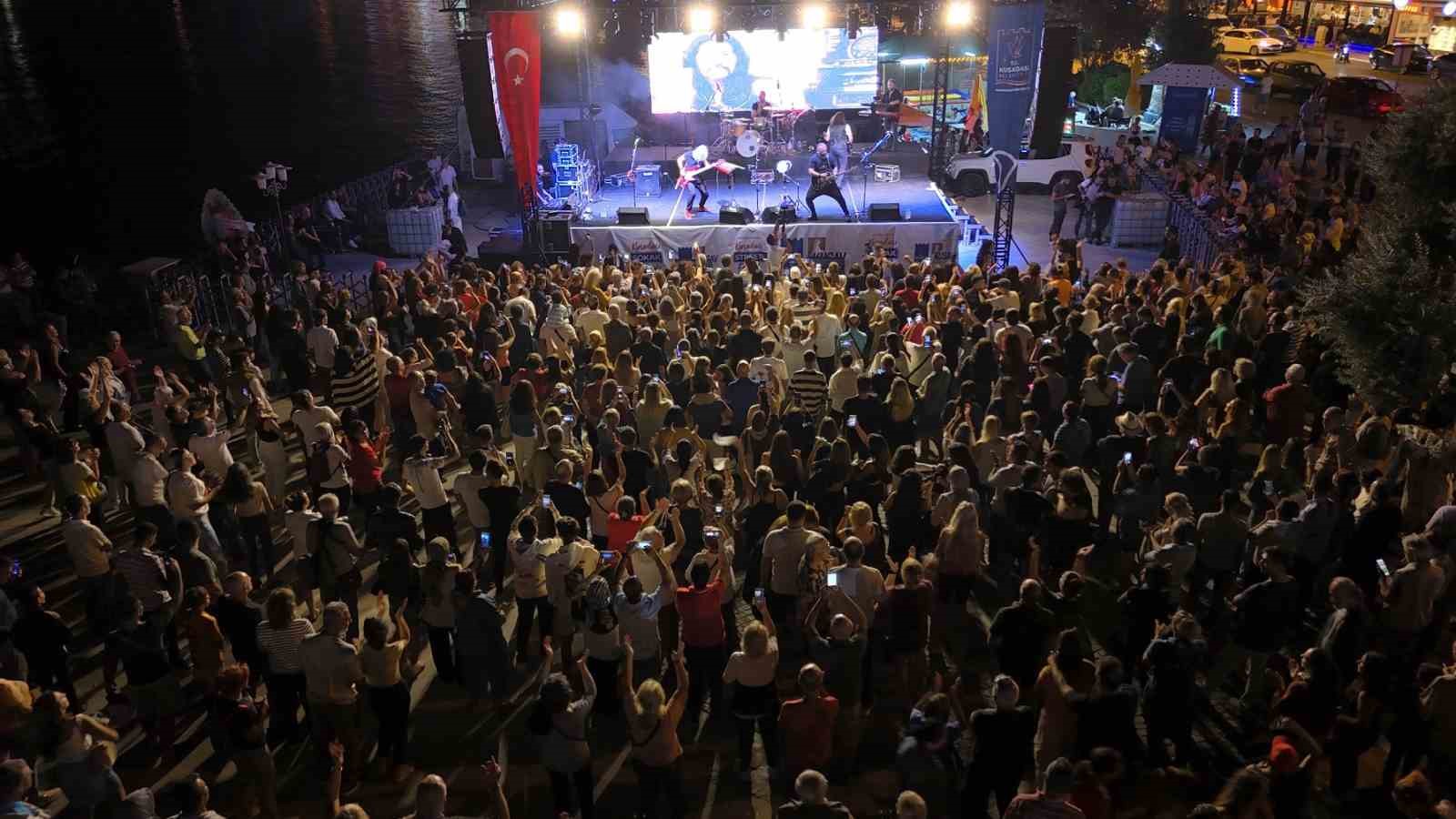 Kuşadası Sokak Festivali’nin ilk gününde Necati ve Saykolar rüzgarı esti