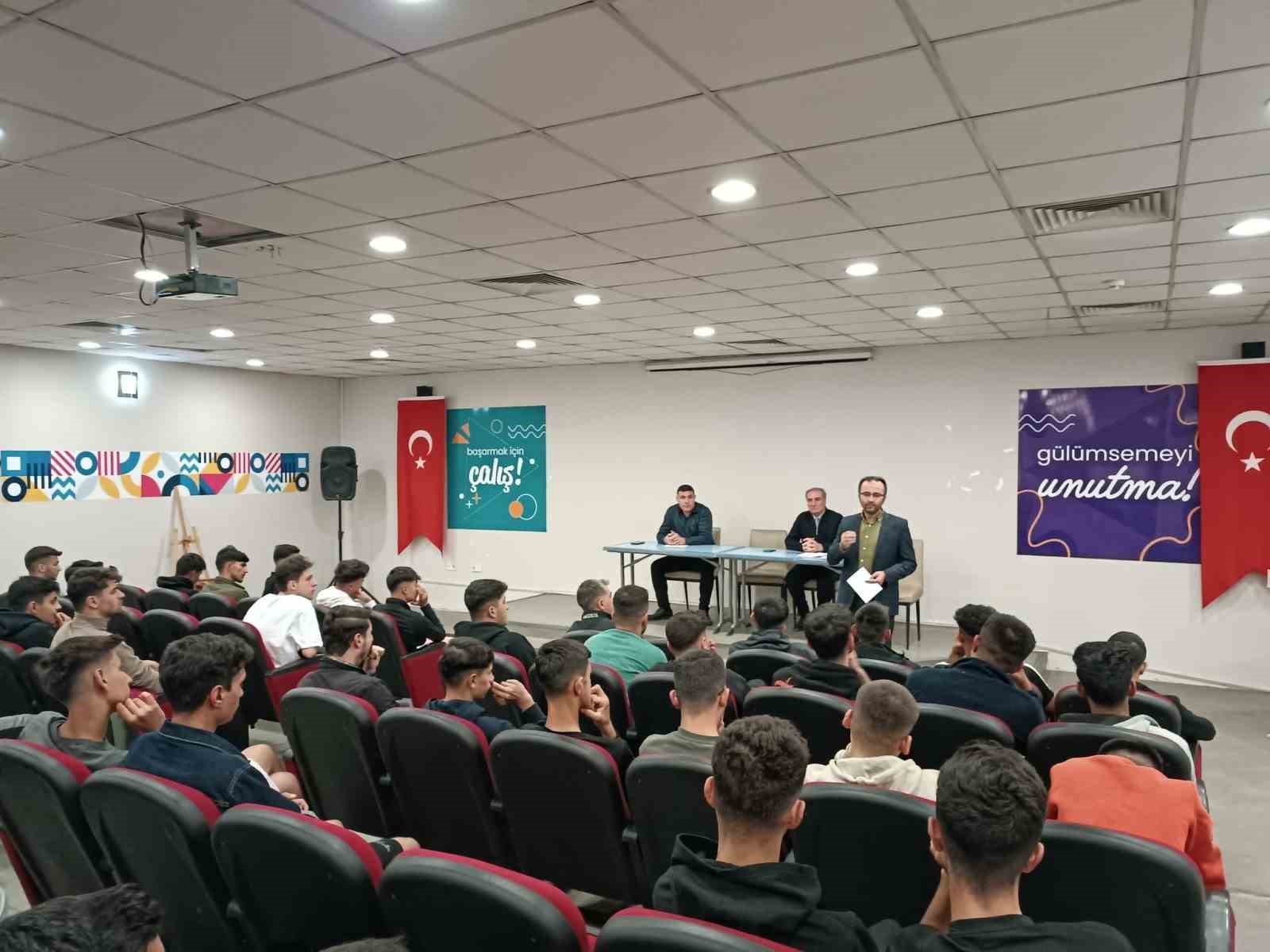 Üniversite yurdunda  "Üniversite ve Yurt Yaşamına Uyum" semineri düzenlendi
