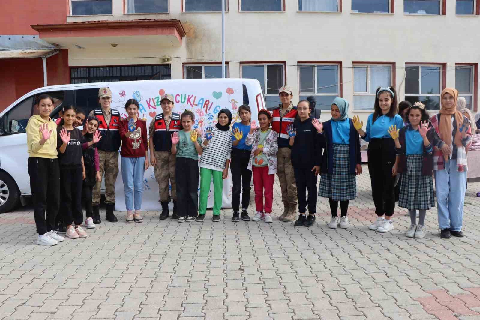 Tunceli’de jandarma, kız çocukları ile bir araya geldi