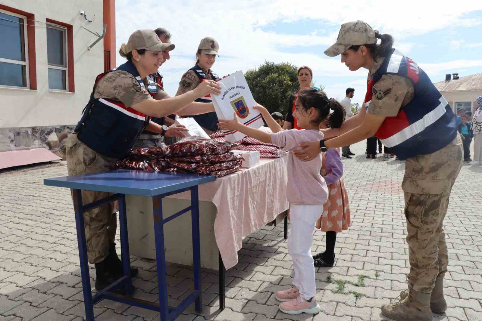 Tunceli’de jandarma, kız çocukları ile bir araya geldi
