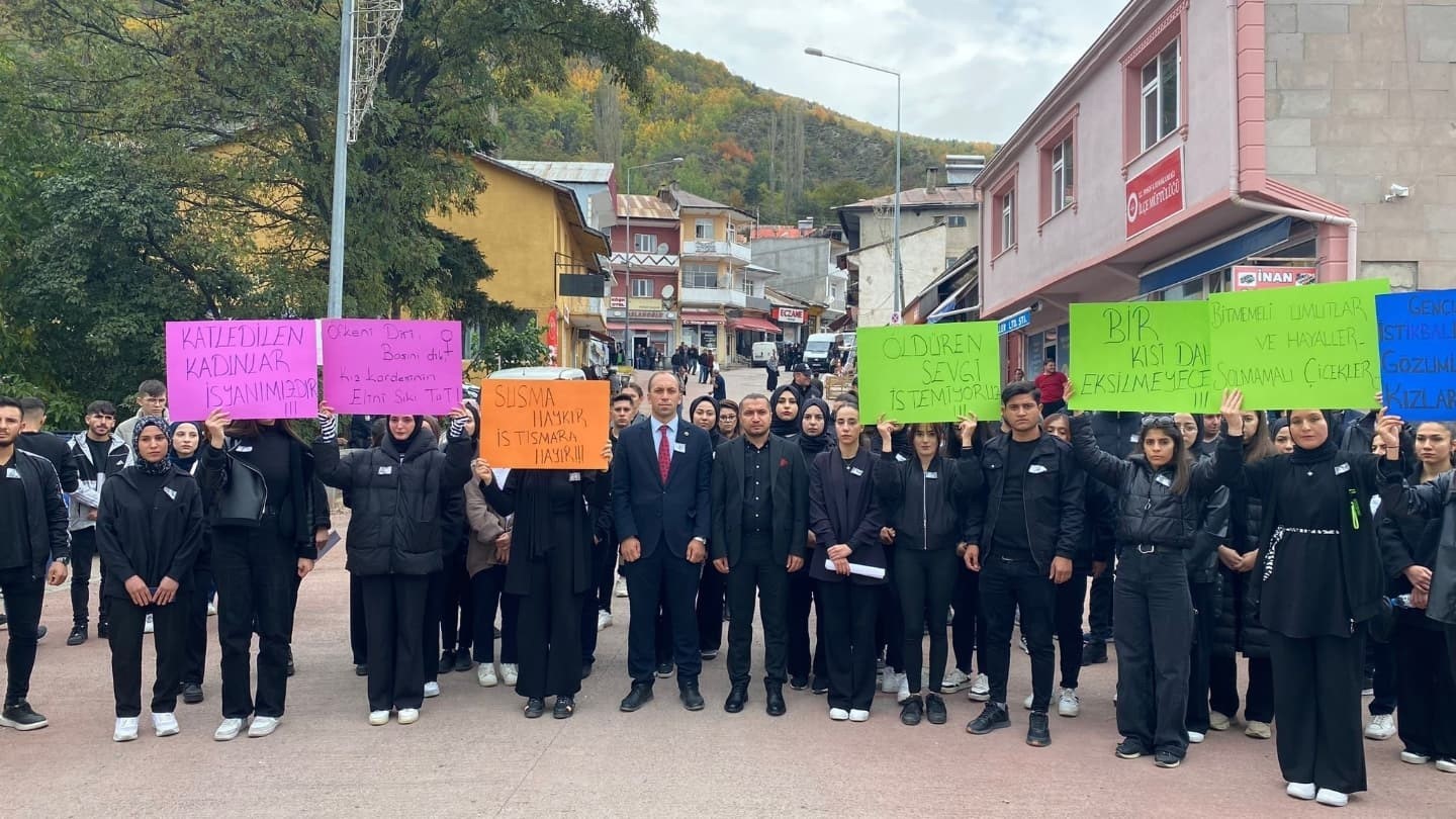 Üniversite öğrencileri kadına yönelik şiddete tepki gösterdi