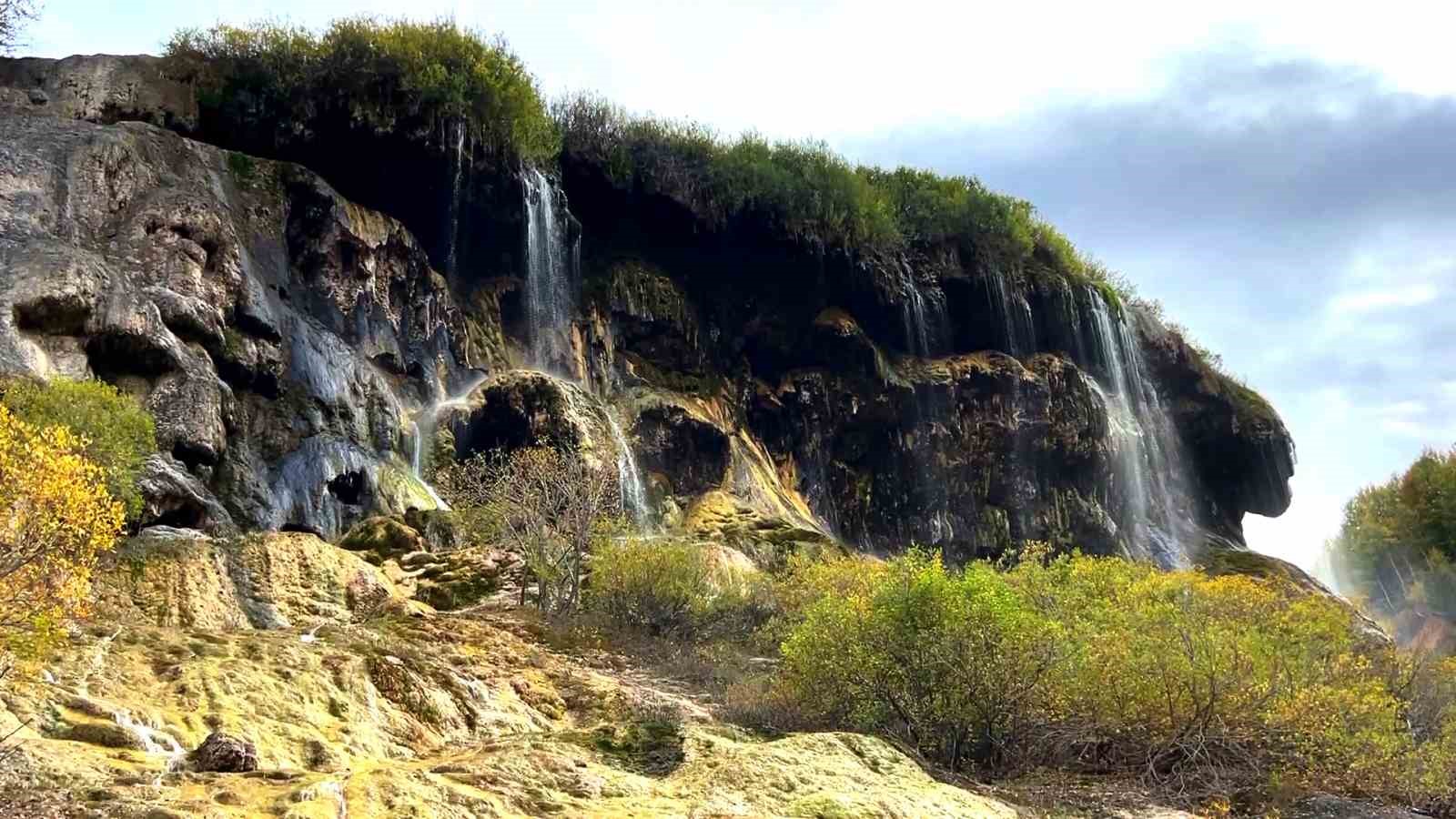 Dipsiz Göl Şelalesi sonbahar güzelliğiyle mest etti
