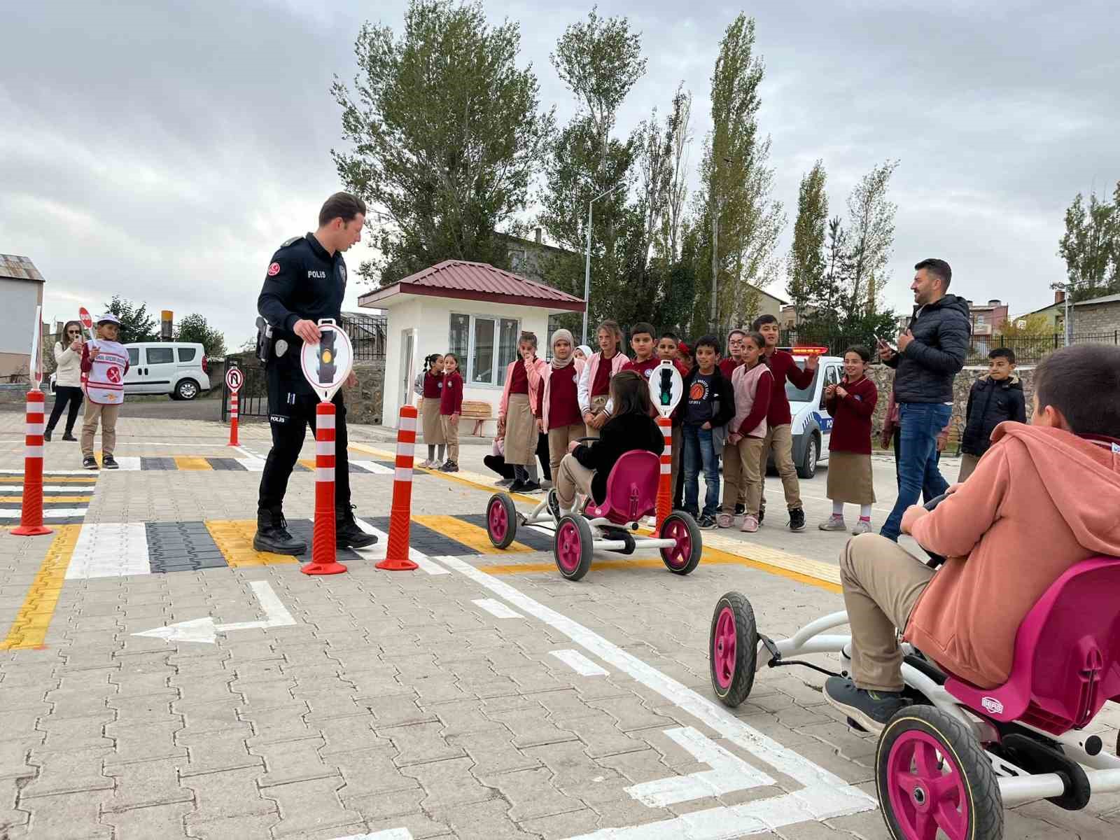 Geleceğin sürücülerine trafik bilinci aşılanıyor