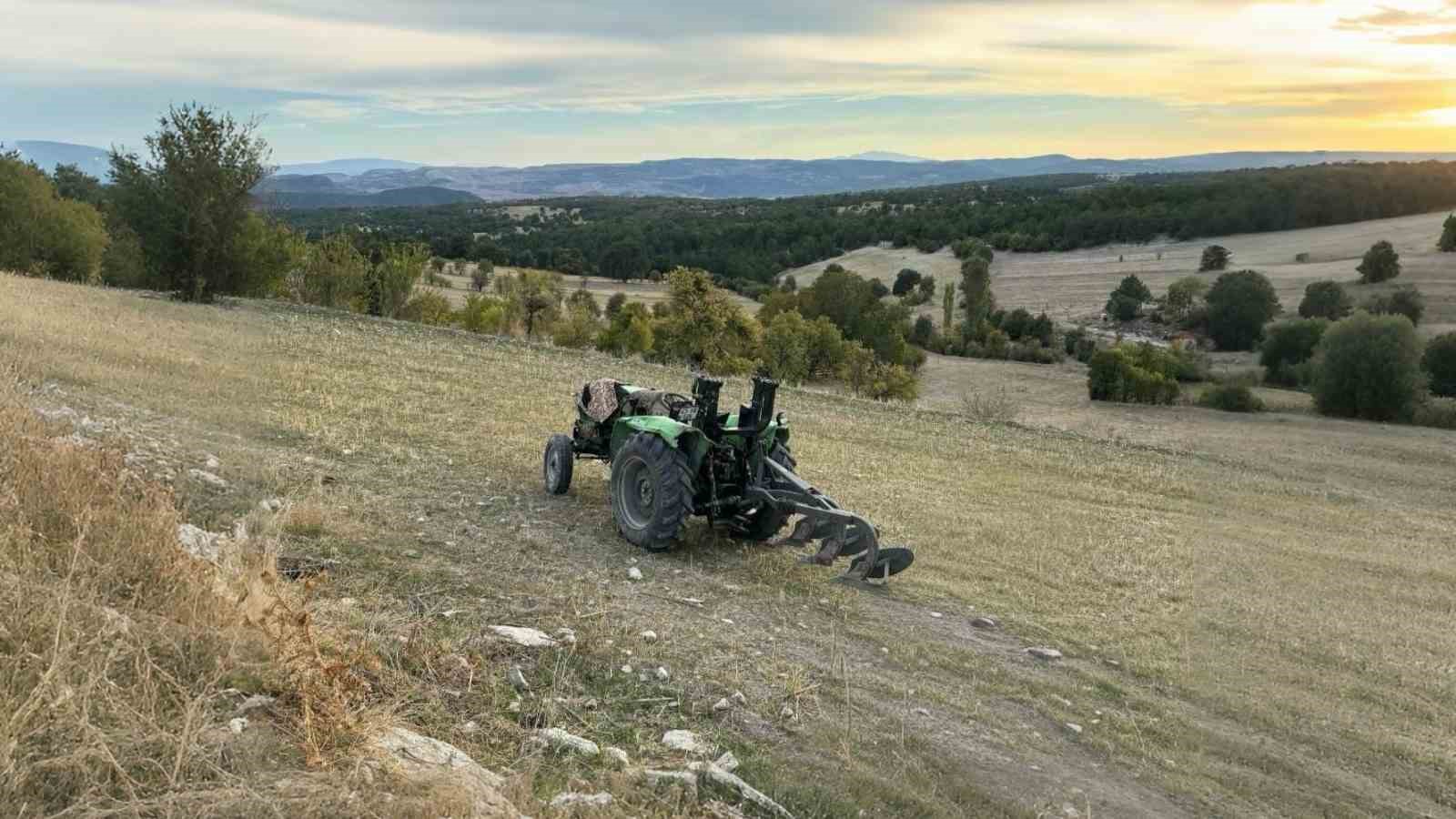 Domaniç’te devrilen traktörün altında kalan çiftçi hayatını kaybetti