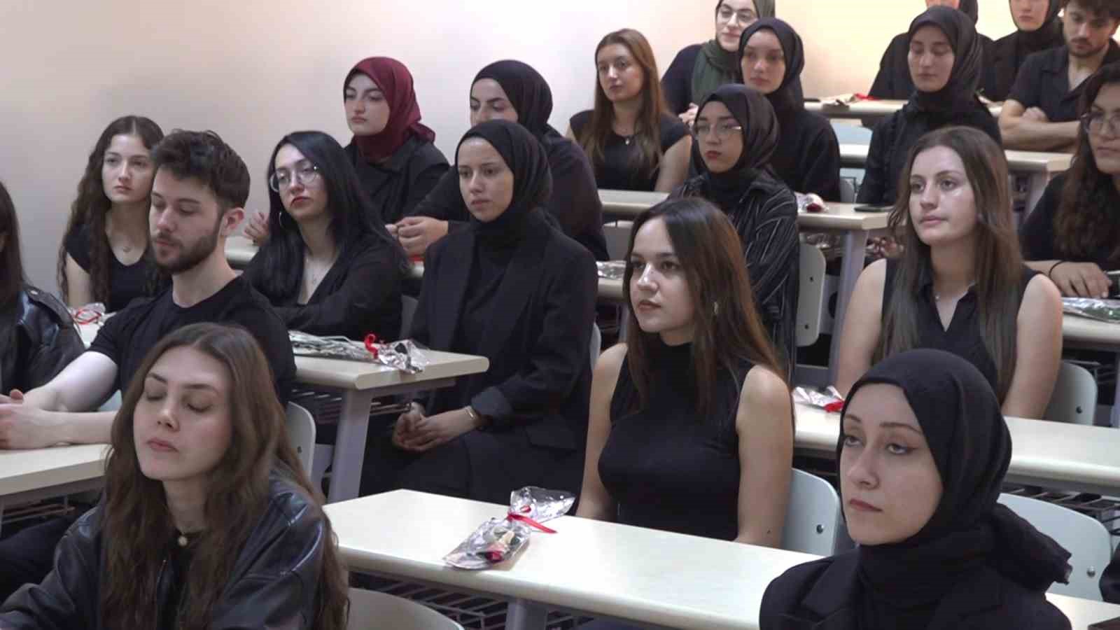 Üniversitede erkek öğrencilerden kadın cinayetlerine anlamlı tepki: Kızların masalarına "İyi ki varsınız" yazılı güller bıraktılar
