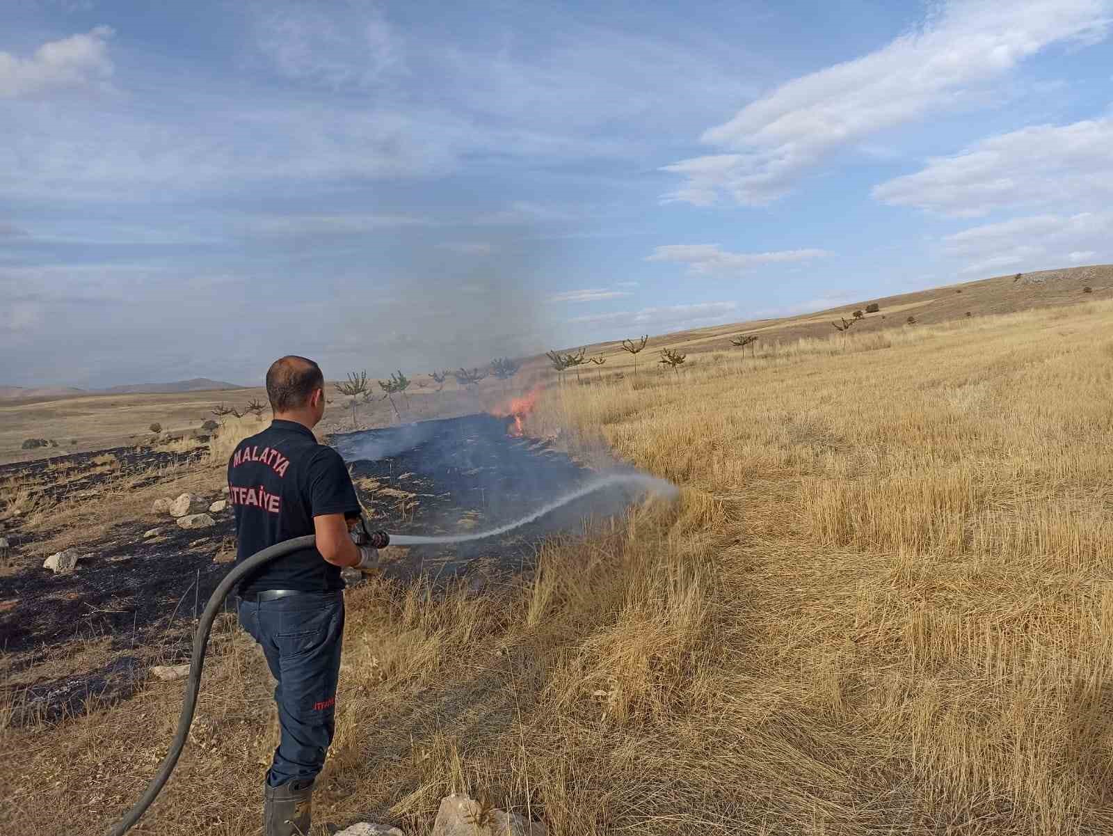 Malatya’da 2 bin 500 dekar alanda etkili olan anız yangını söndürüldü