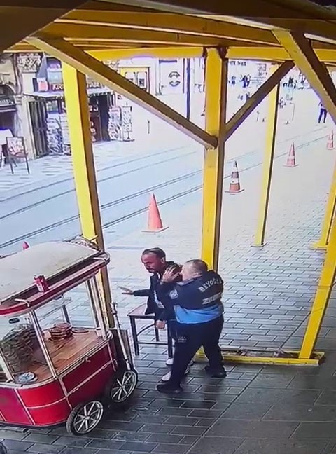 İstiklal Caddesi’nde polise bıçaklı saldırı
