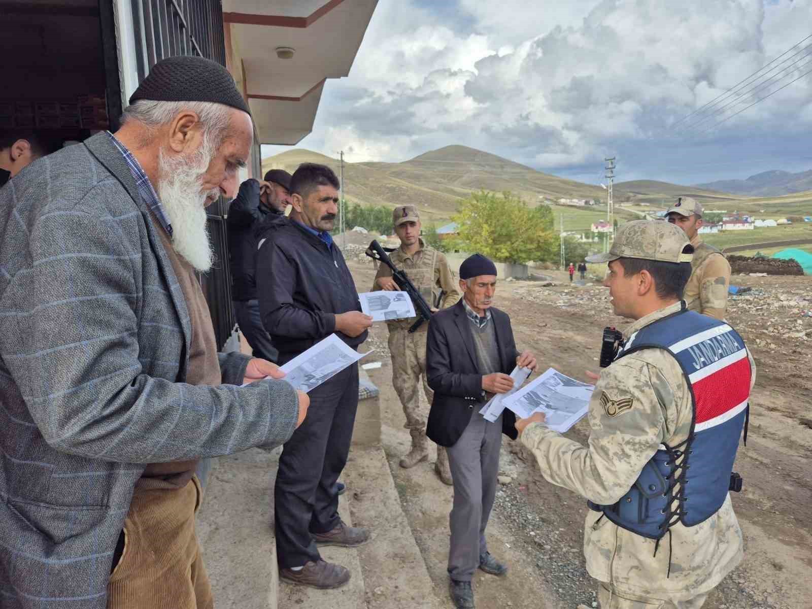 Jandarma köylerde dolandırıcılık konusunda vatandaşları bilgilendiriyor