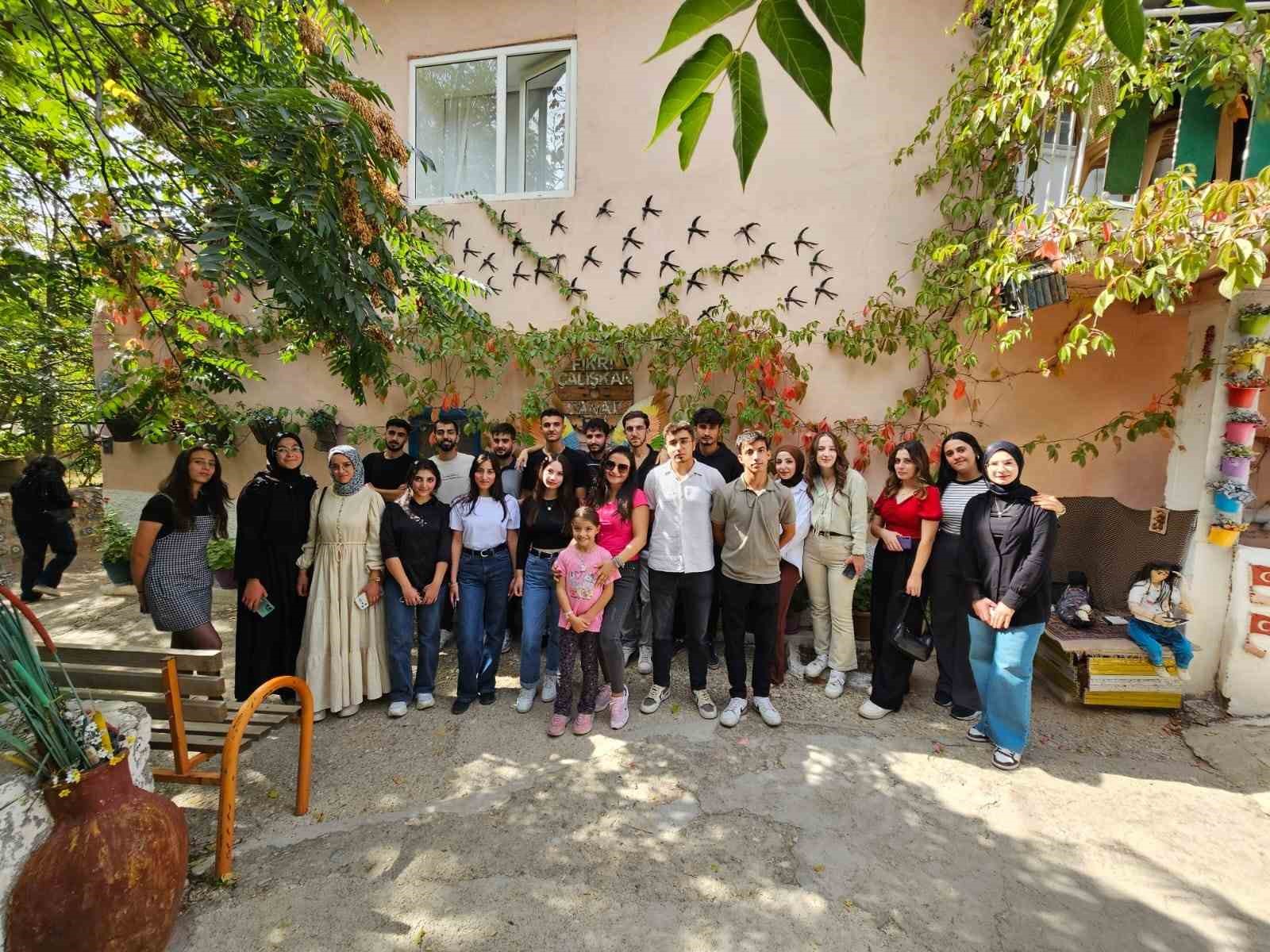 Öğretmen Fikri Çalışkan sanat evi hayran bırakıyor