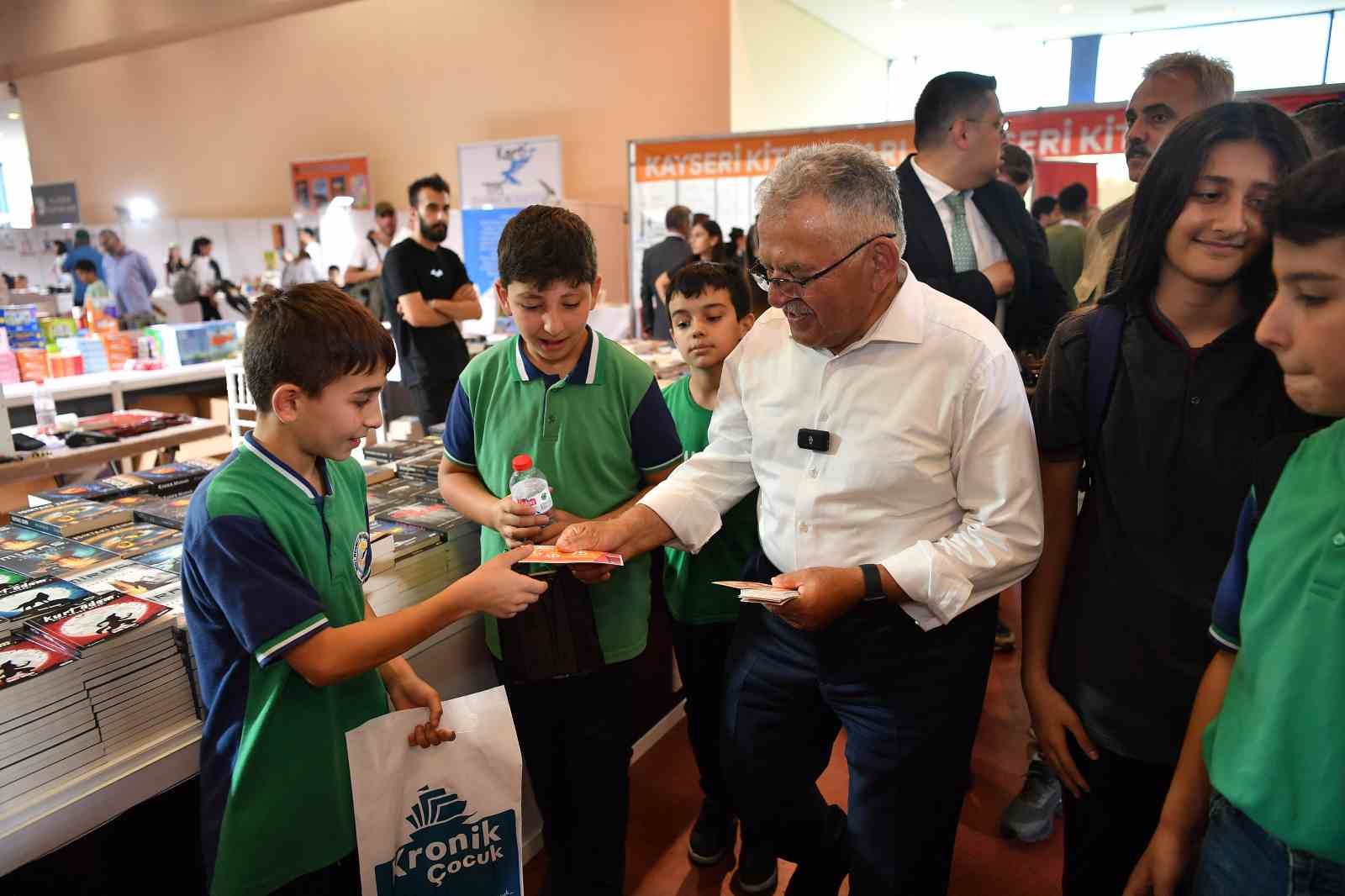 Başkan Büyükkılıç, Kitap Fuarı’nda kitapseverlerle buluştu
