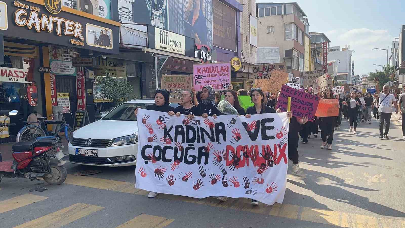 Öğrencilerden kadına ve çocuğa şiddete tepki
