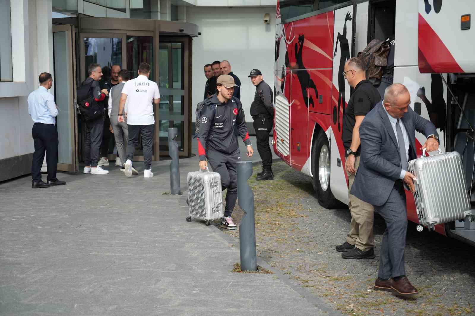 A Milli Futbol Takımı, Samsun’dan İzlanda’ya doğru yola çıktı
