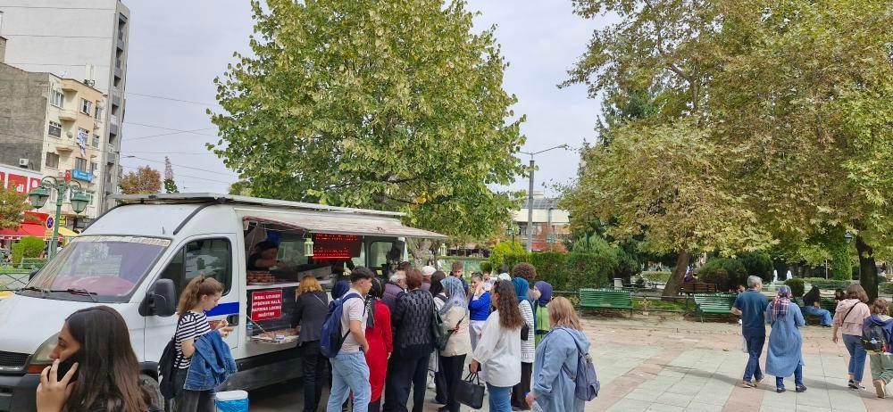 Eskişehir’de İkbal Uzuner ve Ayşenur Halil hayrına lokma dağıtıldı
