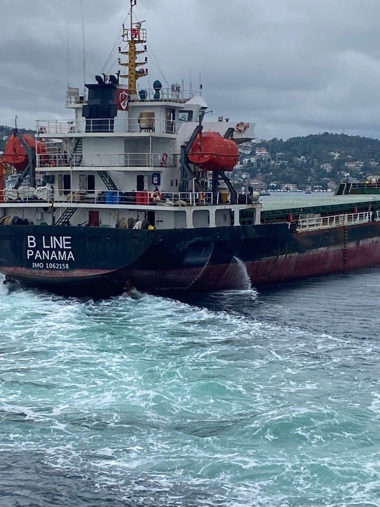 İstanbul Boğazında makine arızası yapan kuru yük gemisi Ahırkapı’ya çekildi
