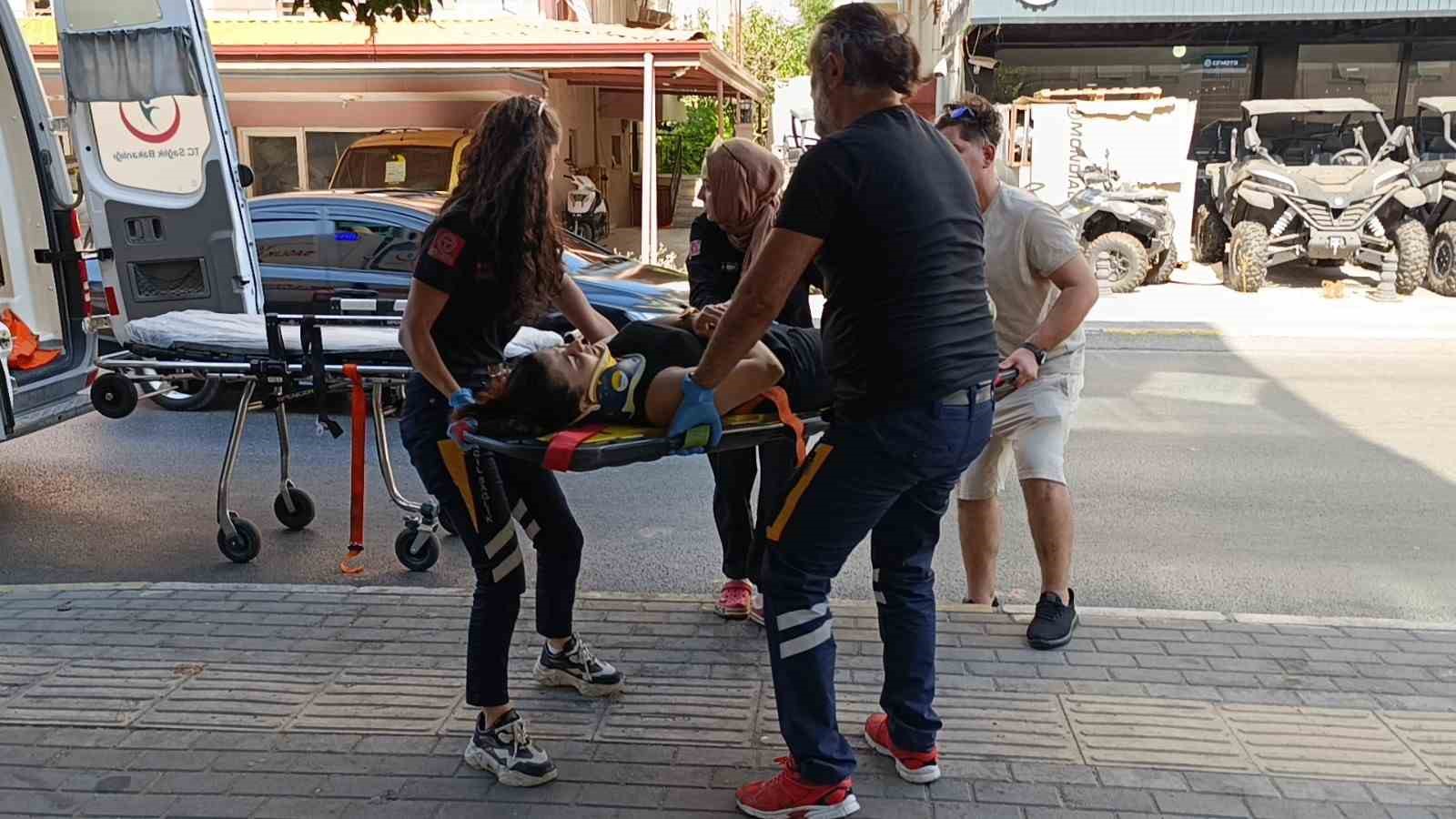 Antalya&rsquo;da motosiklet kaldırıma &ccedil;arparak devrildi, gen&ccedil; kız yaralandı
