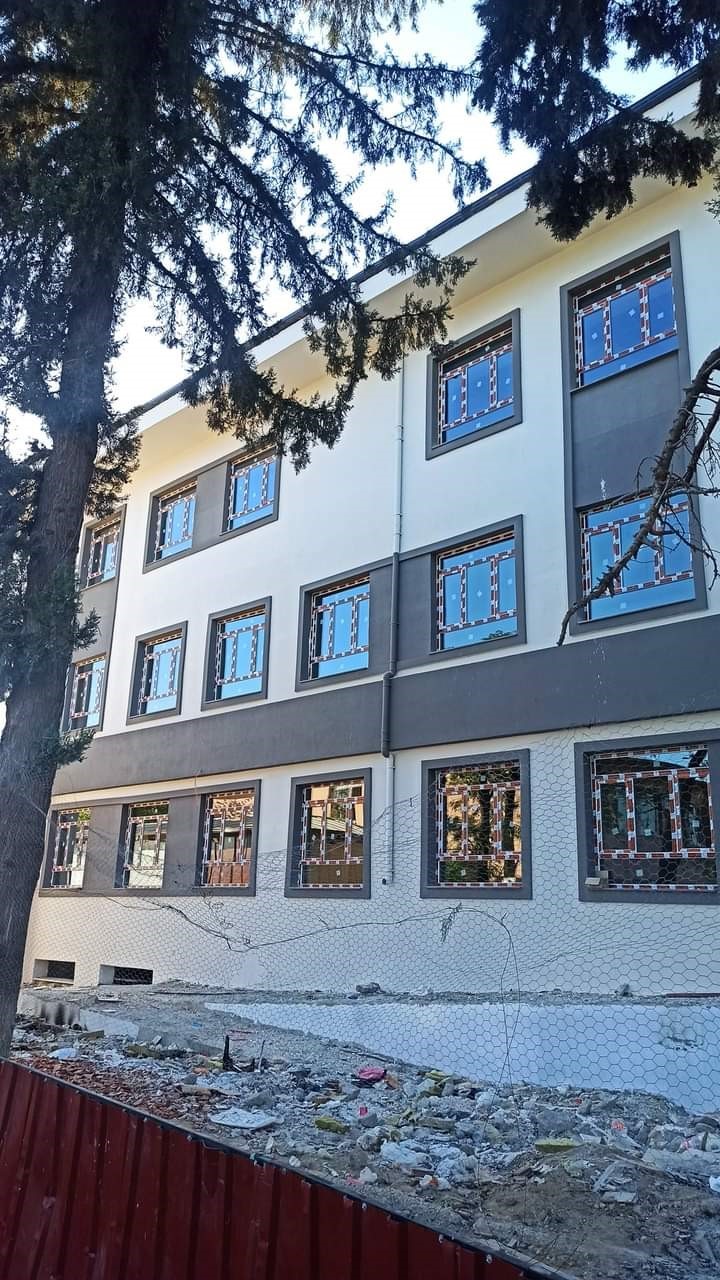 Sarıg&ouml;l&rsquo;de Şehit Esin Akay Ortaokulu ve 4 Eylul İlkokulu eğitime hazır
