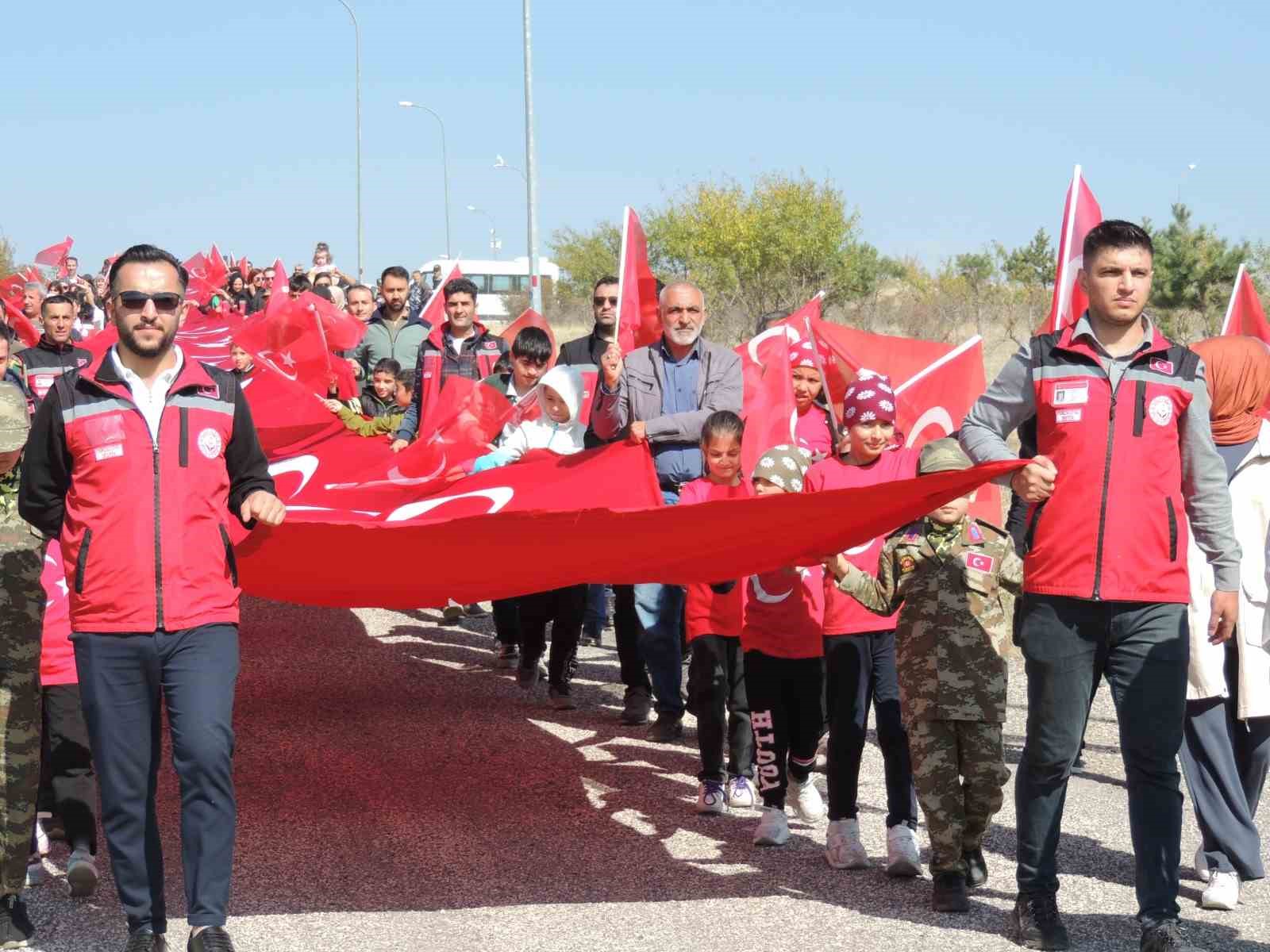 Aziziye Tabyalarında &ldquo;7&rsquo;den 70&rsquo;e Ecdada Saygı Y&uuml;r&uuml;y&uuml;ş&uuml;&rdquo; d&uuml;zenlendi
