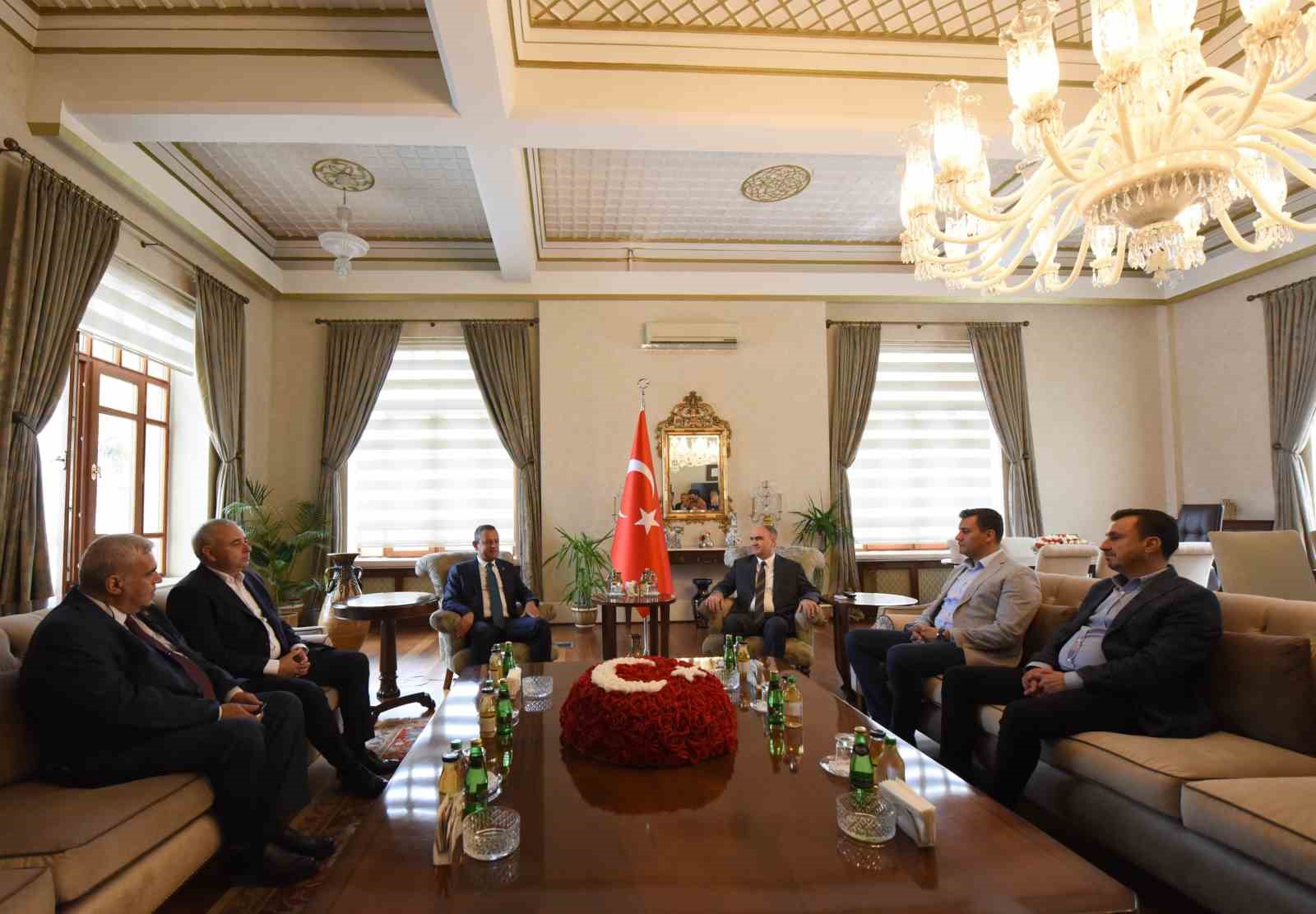 CHP Genel Başkanı &Ouml;zel&rsquo;den Vali &Ouml;zkan&rsquo;a &lsquo;hayırlı olsun&rsquo; ziyareti
