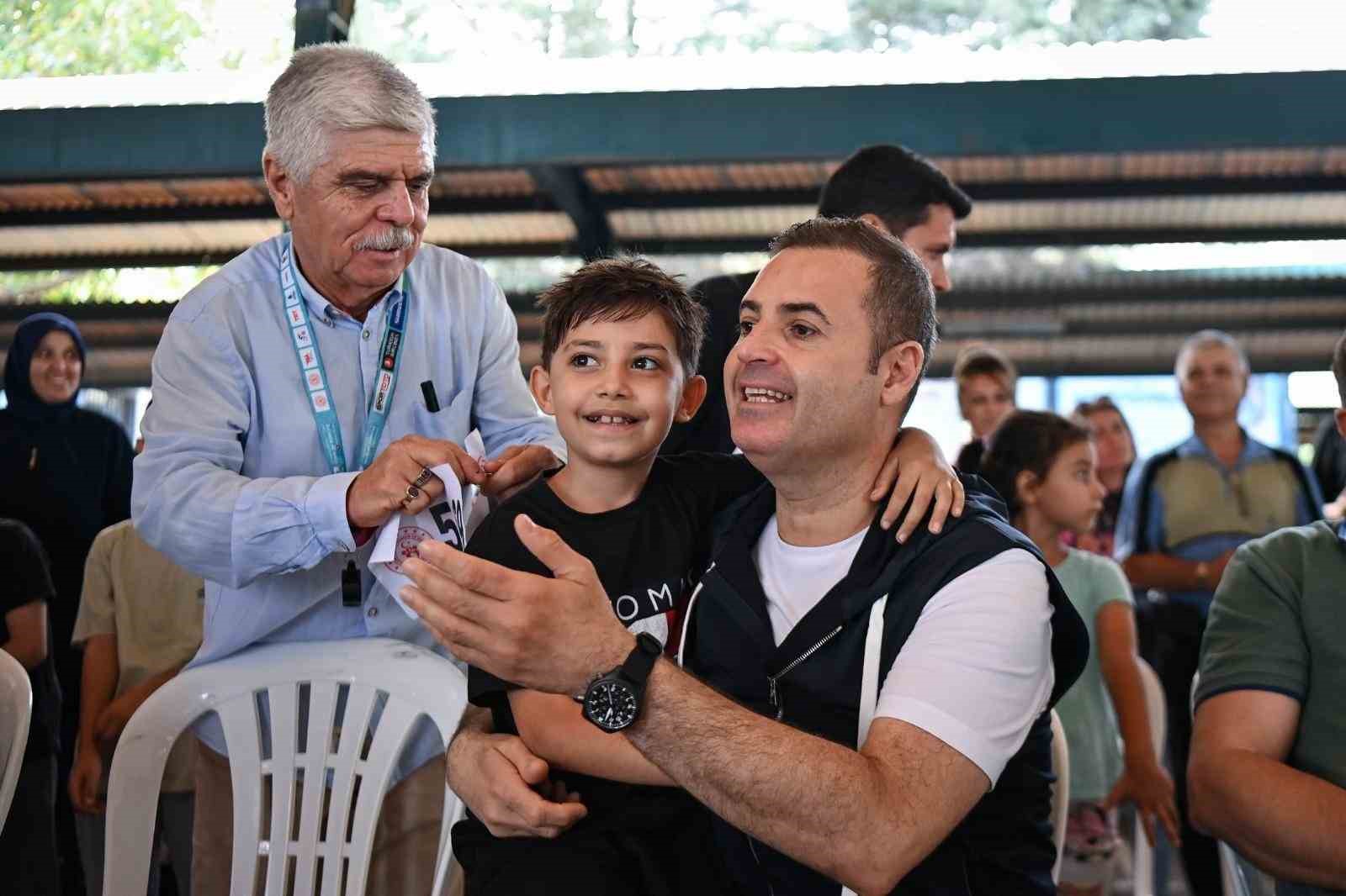 Başkan Akın, &ccedil;ocuklarla birlikte pedal &ccedil;evirdi
