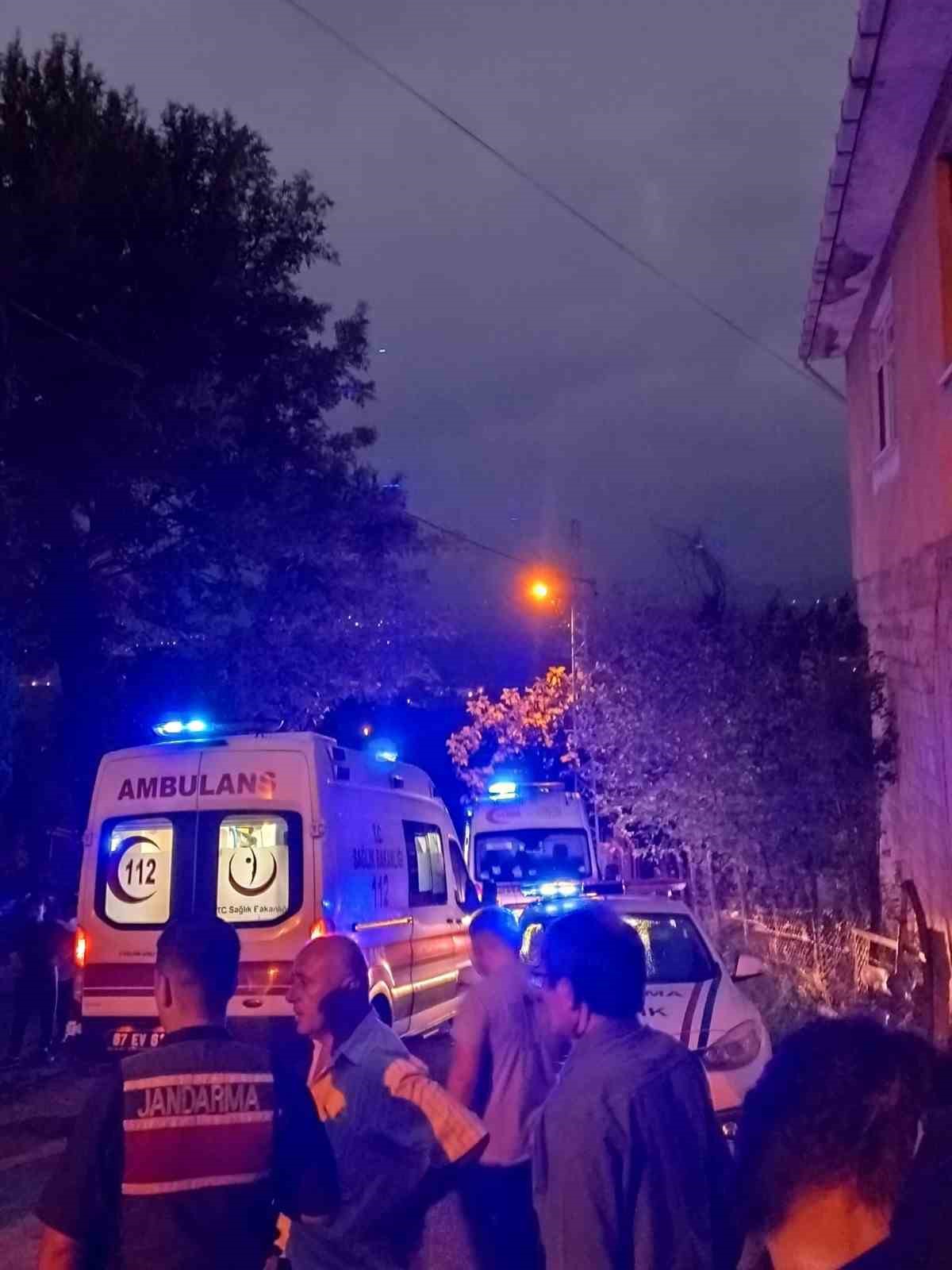 Zonguldak’ta otomobil istinat duvarına çarptı: 3 yaralı
