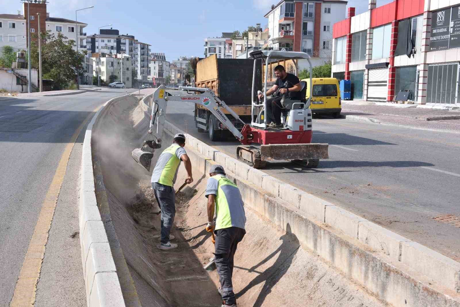 Su taşkını riskine karşı Kepez’de kanallar temizleniyor
