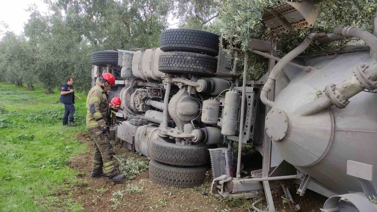 Çimento yüklü tanker devrildi