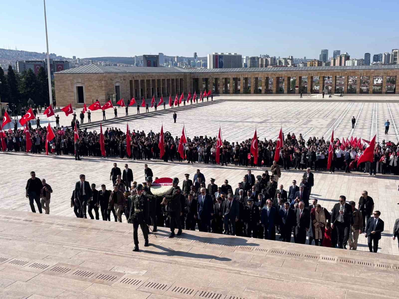 Ankara’nın başkent oluşunun 101. yıl dönümü, Anıtkabir ve 1. Meclis binasında düzenlenen törenlerle kutlandı