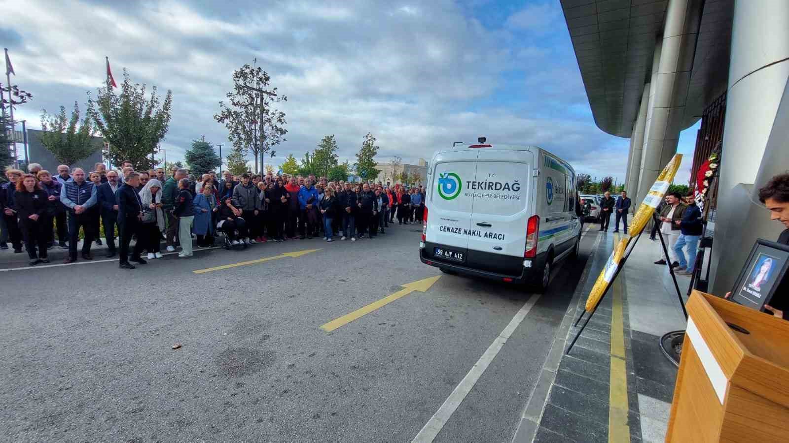 Kazada ölen doktorlara acı veda: Alkışlarla uğurlandılar
