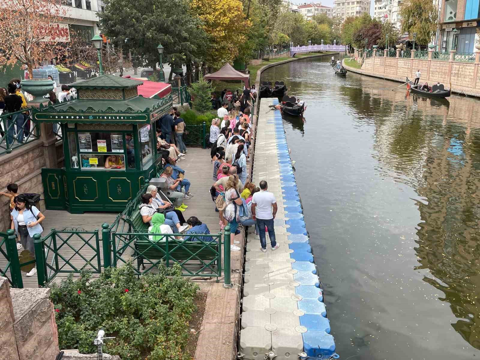 Eskişehir’de gondol sırası yoğunluğu oluştu