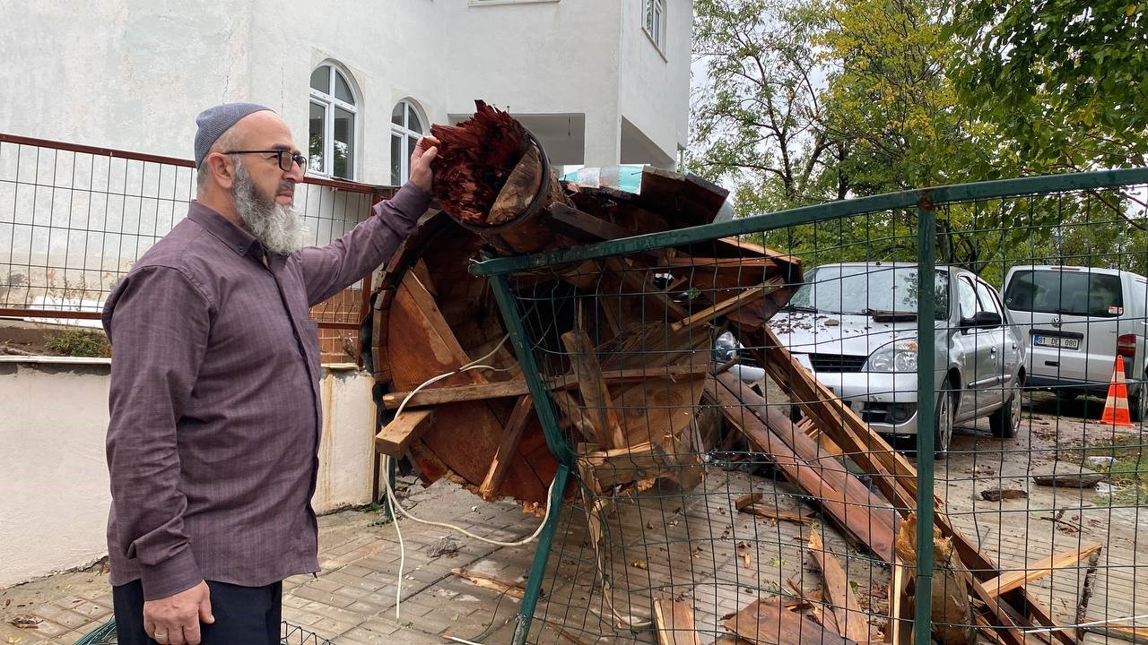 Şiddetli fırtına cami minaresini yıktı
