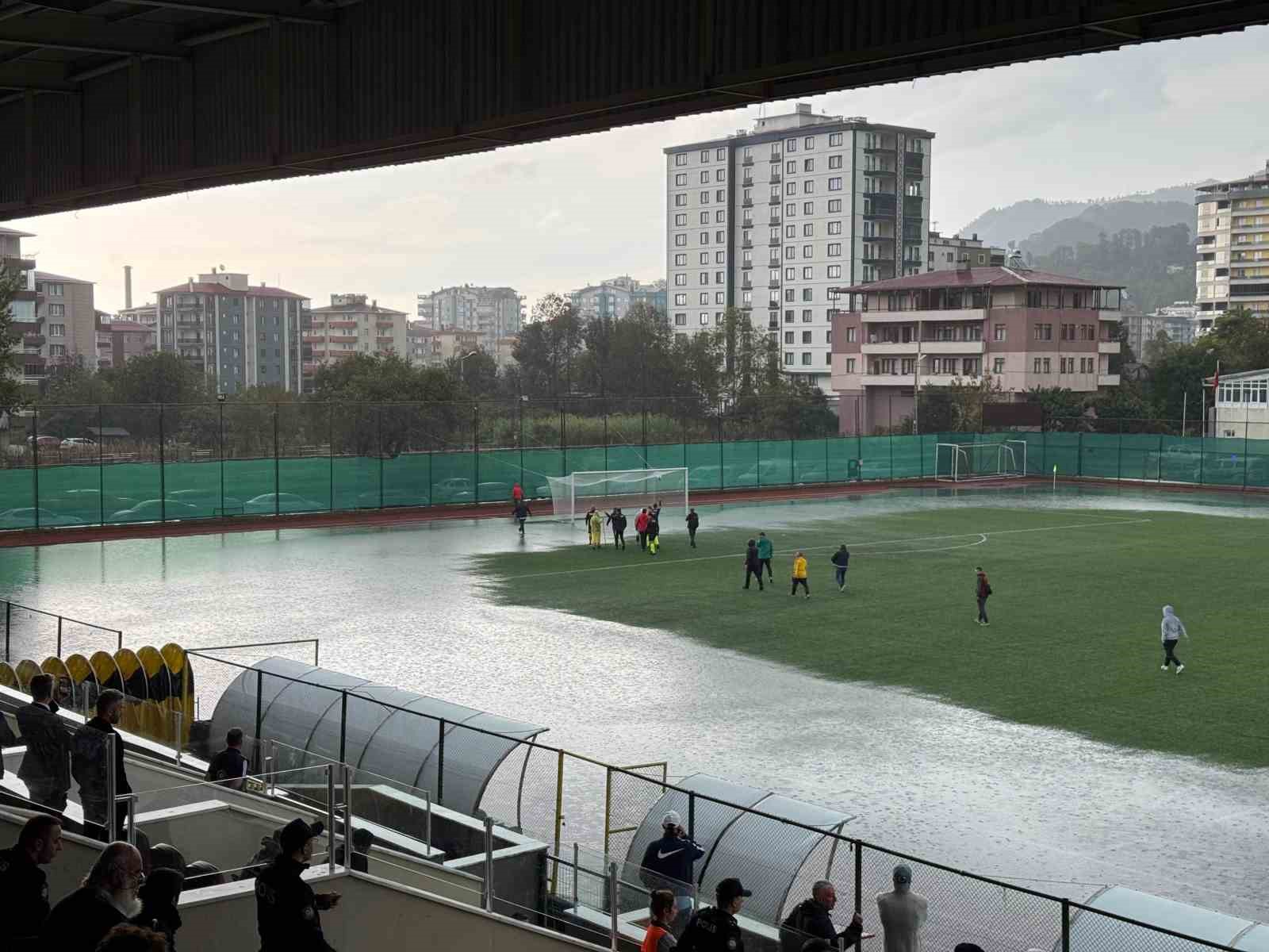 Artvin’de şiddetli yağış nedeniyle 3. Lig maçı ertelendi