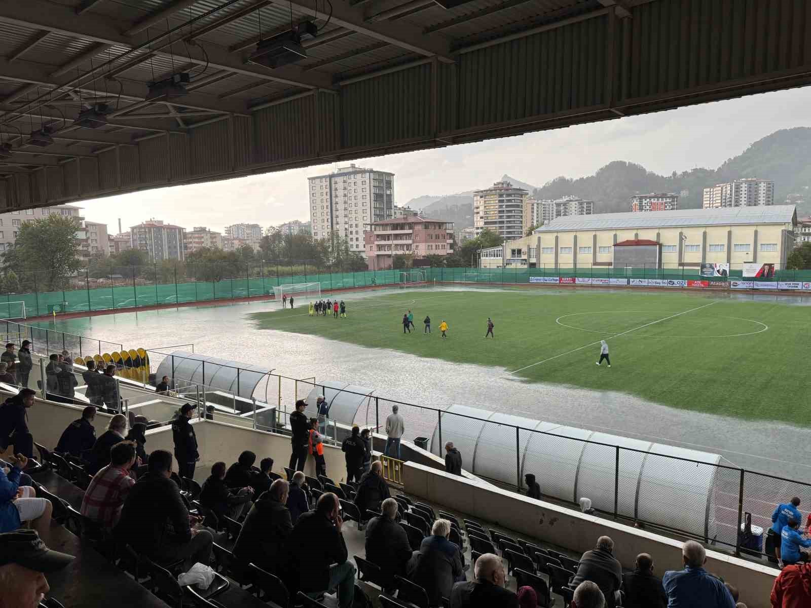 Artvin’de şiddetli yağış nedeniyle 3. Lig maçı ertelendi
