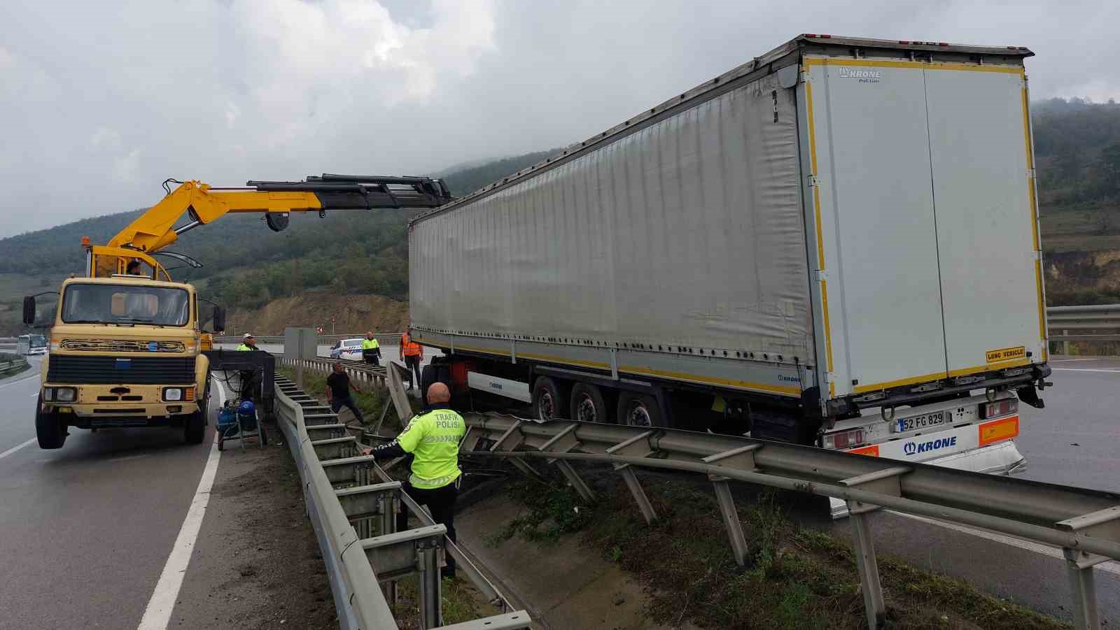 Samsun’da makaslama yapan tır bariyere çarptı
