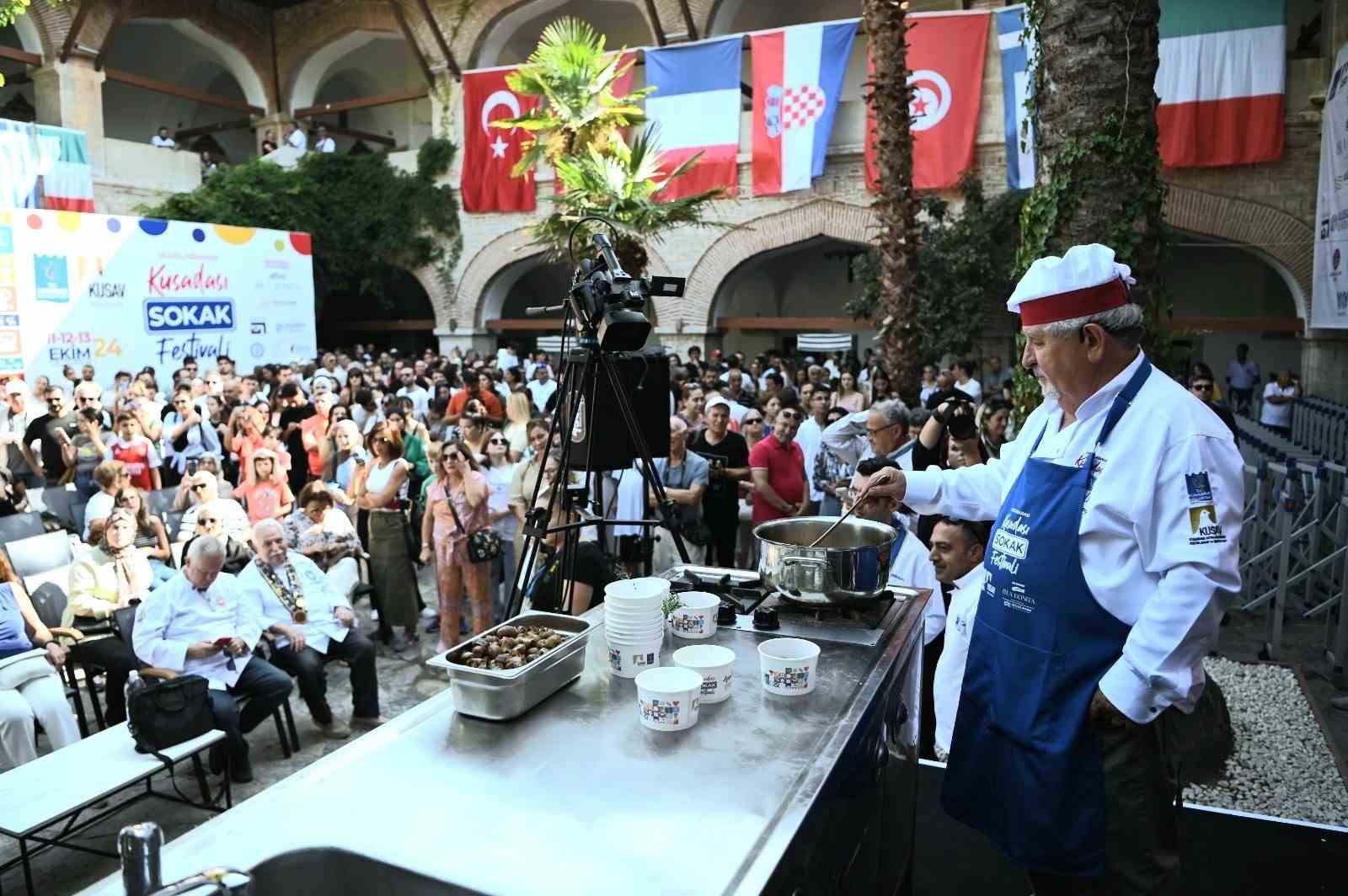 Kuşadası Sokak Festivali’nde ’salyangoz düellosu’nun kazananı dostluk oldu
