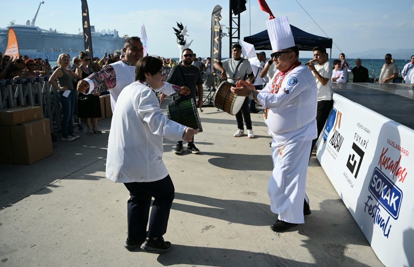 Kuşadası Sokak Festivali 5 bin kişilik keşkek rekoru denemesi ile final yaptı
