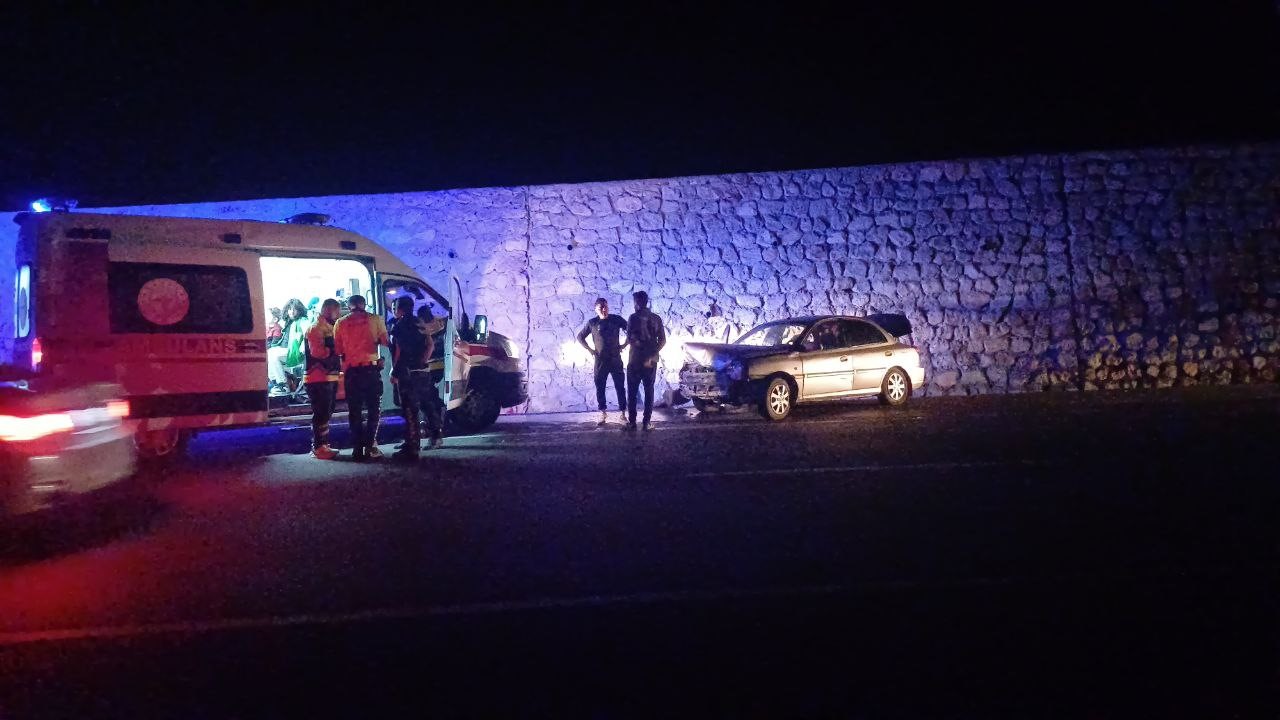 &Ccedil;orum&rsquo;da otomobil istinat duvarına &ccedil;arptı: 3 yaralı 